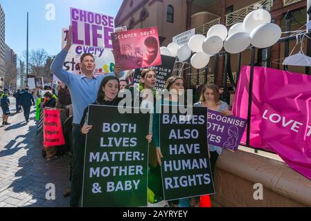 Sydney, AUSTRALIE – 6 août 2019. - Des Centaines de manifestants anti-avortement se réunissent à l'extérieur de la Maison du Parlement de la Nouvelle-Galles du Sud, à Sydney. Banque D'Images