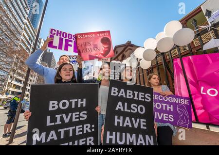 Sydney, AUSTRALIE – 6 août 2019. - Des Centaines de manifestants anti-avortement se réunissent à l'extérieur de la Maison du Parlement de la Nouvelle-Galles du Sud, à Sydney. Banque D'Images