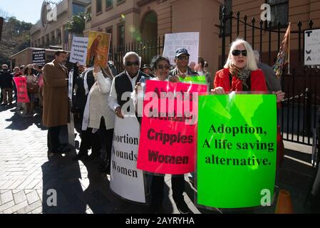 Sydney, AUSTRALIE – 6 août 2019. - Des Centaines de manifestants anti-avortement se réunissent à l'extérieur de la Maison du Parlement de la Nouvelle-Galles du Sud, à Sydney. Banque D'Images