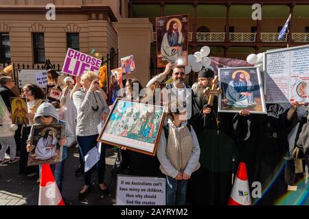 Sydney, AUSTRALIE – 6 août 2019. - Des Centaines de manifestants anti-avortement se réunissent à l'extérieur de la Maison du Parlement de la Nouvelle-Galles du Sud, à Sydney. Banque D'Images