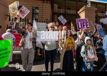 Sydney, AUSTRALIE – 6 août 2019. - Des Centaines de manifestants anti-avortement se réunissent à l'extérieur de la Maison du Parlement de la Nouvelle-Galles du Sud, à Sydney. Banque D'Images