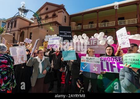 Sydney, AUSTRALIE – 6 août 2019. - Des Centaines de manifestants anti-avortement se réunissent à l'extérieur de la Maison du Parlement de la Nouvelle-Galles du Sud, à Sydney. Banque D'Images