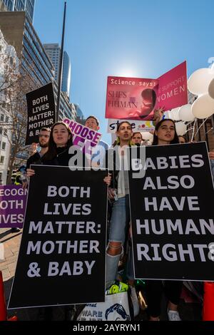 Sydney, AUSTRALIE – 6 août 2019. - Des Centaines de manifestants anti-avortement se réunissent à l'extérieur de la Maison du Parlement de la Nouvelle-Galles du Sud, à Sydney. Banque D'Images