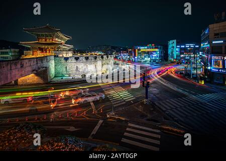 Séoul, Corée du Sud - 16 FÉVRIER 2020 : la forteresse de Hwaseong, construite de 1794 à 1796, est située juste au sud de Séoul. Le mur de périmètre peut être facilement marché, Banque D'Images