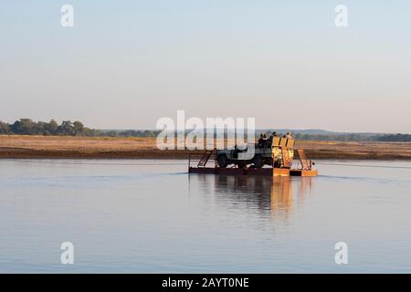 Vue sur le ferry ponton traversant la rivière Luangwa dans le parc national de South Luangwa dans l'est de la Zambie. Banque D'Images