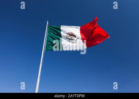 Drapeau national à Zocalo, Plaza de la Constitucion, Mexico, Mexique, Amérique centrale Banque D'Images