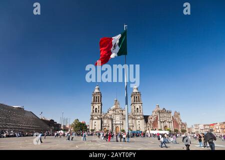 Drapeau national du Mexique, à la cathédrale métropolitaine de Mexico, Zocalo, Plaza de la Constitucion, Mexico, Mexique, Amérique centrale Banque D'Images