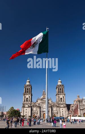 Drapeau national du Mexique, à la cathédrale métropolitaine de Mexico, Zocalo, Plaza de la Constitucion, Mexico, Mexique, Amérique centrale Banque D'Images