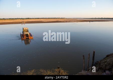 Vue sur le ferry ponton traversant la rivière Luangwa dans le parc national de South Luangwa dans l'est de la Zambie. Banque D'Images