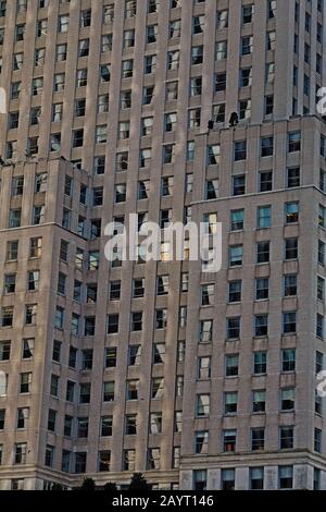 Géométrie en escalier des fenêtres dans la façade d'un gratte-ciel art déco classique de New York Banque D'Images
