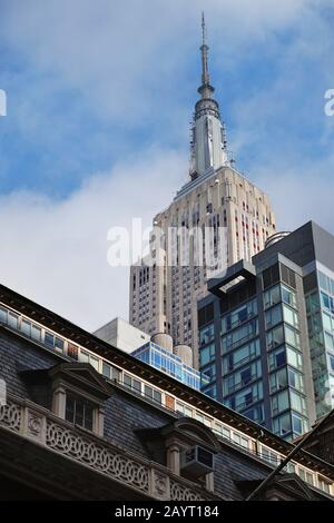 Ponts supérieurs et mât de l'Empire State Building, un point de vue surélevé du gratte-ciel Art Déco devant des bâtiments modernes et anciens à Midtown Manhattan, New York Banque D'Images