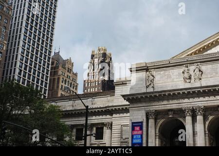 Bibliothèque publique de New York, vue parapet avant regardant vers le haut à l'American Radiator Building et d'autres gratte-ciel derrière, Midtown Manhattan USA Banque D'Images