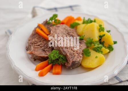 Premier bœuf bouilli avec des légumes-racines, Tafelspitz Viennois Banque D'Images