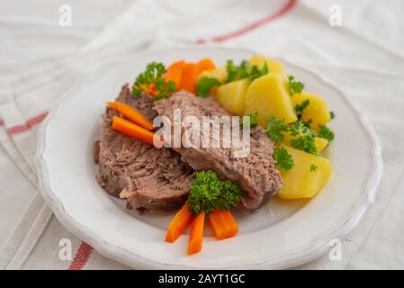 Premier bœuf bouilli avec des légumes-racines, Tafelspitz Viennois Banque D'Images