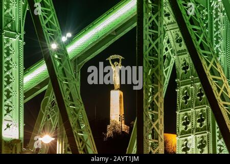 Europe Hongrie Budapest statue encadrée. Pont Liberty. Statue de la liberté. Photographie de nuit. Banque D'Images