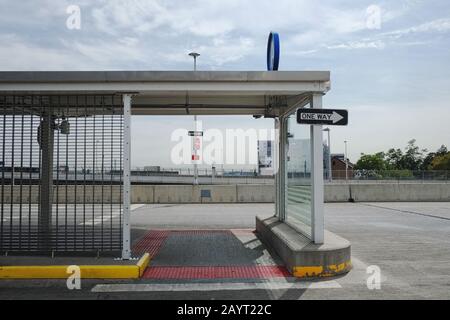 Photo de style Steven Shore d'une gare routière de Staten Island, derrière le terminal des ferries Banque D'Images