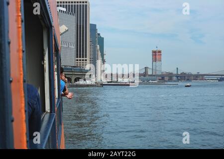 De retour au terminal des ferries, vue sur le pont de Brooklyn, photographié en partant du ferry Staten Island avec la ligne d'horizon de Lower Manhattan Banque D'Images