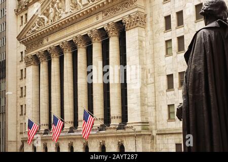 George Washington en regardant la vue sur le bâtiment de la Bourse de Wall Street avec trois drapeaux américains devant Banque D'Images