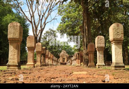 Chemin De Grès Menant À L'Entrée Du Complexe De Temple Khmer Sdok Kok Thom Dans La Province De Sa Kaeo, Thaïlande Banque D'Images