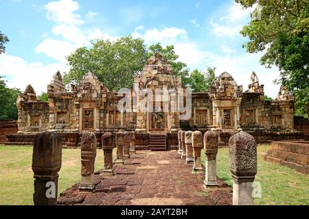 Magnifique Doorway Sur Le Mur Extérieur Du Complexe Temple Khmer Prasat Sdok Kok Thom Dans La Province De Sa Kaeo, Thaïlande Banque D'Images