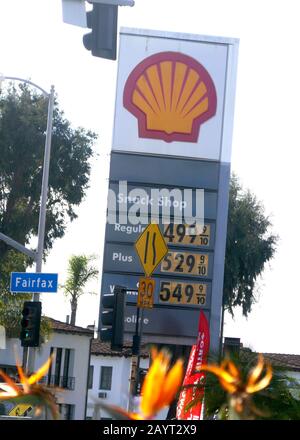 Los Angeles, Californie, États-Unis 17 février 2020 une vue générale des prix du gaz à Shell Gas Station le 17 février 2020 à Los Angeles, Californie, États-Unis. Photo De Barry King/Alay Stock Photo Banque D'Images