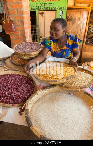 Une femme qui vend des arachides, du riz, des haricots et d'autres légumineuses sur le marché dans la petite ville de Zomba au Malawi. Banque D'Images