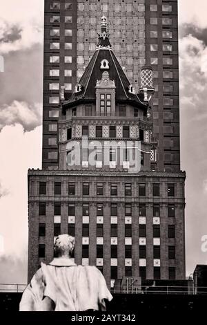 Le général William Tecumseh Sherman (Monument) au cap sur le cheval à la recherche de Bergdorf Goodman et du Crown Building, New York Banque D'Images