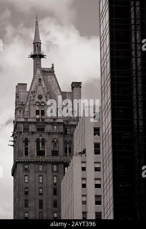 Haut de l'hôtel romantique fantasy roman / néo-gothique gratte-ciel, détails du toit du Sherry-Netherland sur la Cinquième Avenue, Manhattan, New York City Banque D'Images