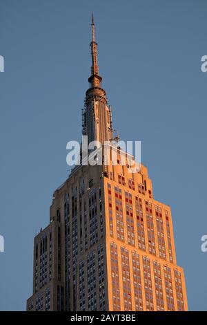 Haut de l'Empire State Building, pont d'observation supérieur et mât, vue sur le gratte-ciel Art déco situé à Midtown Manhattan, New York Banque D'Images