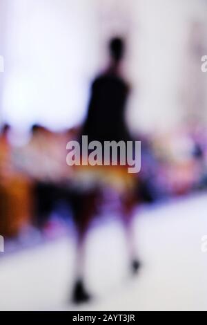 Une image de mode « hors foyer » colorée d'une semaine de la mode de New York, NYFW ; Runway show Banque D'Images