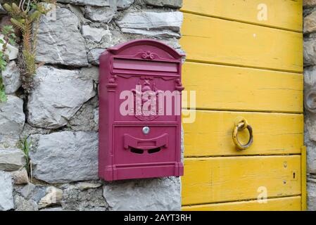 Postbox vintage sur le mur de pierre près de la porte dans la ville italienne Porto Venere Banque D'Images