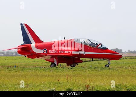 XX242, un BAE Hawk T 1 exploité par l'équipe aérobiotique de la Royal Air Force, les Flèches rouges, à RAF Leuchars en 2012. Banque D'Images