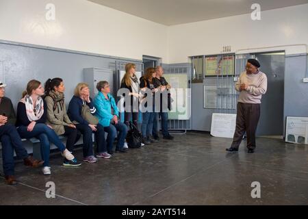 Ancien prisonnier politique offrant des visites aux visiteurs de la prison de Robben Island, qui est une île de Table Bay, à 6,9 km à l'ouest de la côte du Cap Banque D'Images