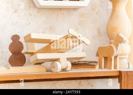 Modèle en bois d'un avion vintage dans atelier de menuiserie Banque D'Images