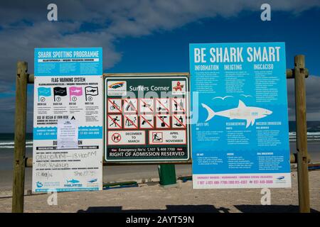 Des panneaux d'avertissement indiquant les requins sur la plage de Muizenberg, près du Cap, Afrique du Sud. Banque D'Images