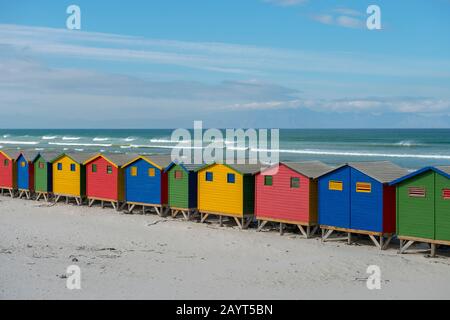 Vue sur des maisons de plage colorées sur la plage de Muizenberg près de Cape Town, Afrique du Sud. Banque D'Images