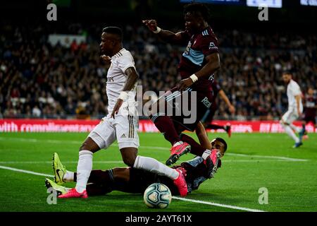 Vinicius Junior de Real Madrid et Joseph Aidoo de RC Celta de Vigo sont vus en action lors du match de la Liga entre Real Madrid et RC Celta de Vigo au stade Santiago Bernabeu de Madrid.(score final; Real Madrid 2:2 RC Celta de Vigo) Banque D'Images