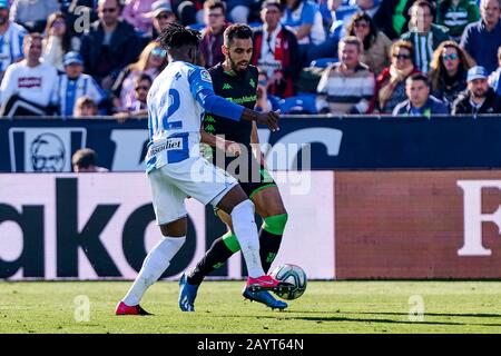 Chidozie Collins Awaziem de CD Leganes et Borja Iglesias de Betis Balompie sont vus en action pendant le match de la Liga entre CD Leganes et Real Betis Balompie au stade Butarque à Leganes.(score final; CD Leganes 0:0 Real Betis Balompie) Banque D'Images