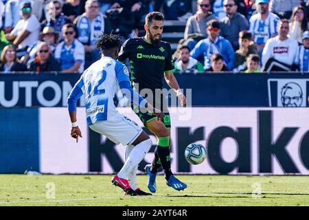 Chidozie Collins Awaziem de CD Leganes et Borja Iglesias de Betis Balompie sont vus en action pendant le match de la Liga entre CD Leganes et Real Betis Balompie au stade Butarque à Leganes.(score final; CD Leganes 0:0 Real Betis Balompie) Banque D'Images