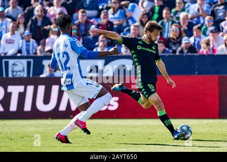 Chidozie Collins Awaziem de CD Leganes et Sergio Canales de Betis Balompie sont vus en action pendant le match de la Liga entre CD Leganes et Real Betis Balompie au stade Butarque à Leganes.(score final; CD Leganes 0:0 Real Betis Balompie) Banque D'Images