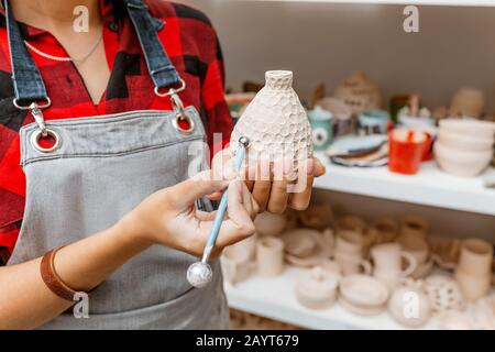 Les jeunes amis de femmes créent des plats d'art en argile et céramique dans l'atelier de poterie Banque D'Images