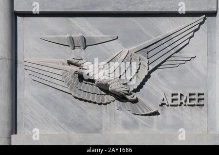 Bas-relief dans le style fasciste représentant le service de courrier aérien, sur la façade du bureau central de poste à Carrara, Italie. Banque D'Images