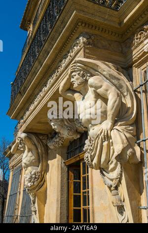 La façade du Pavillon Vendome, un pavillon historique à Aix-en-Provence, en France, est décorée avec de superbes Atlantes baroques. Banque D'Images