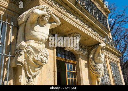 La façade du Pavillon Vendome, un pavillon historique à Aix-en-Provence, en France, est décorée avec de superbes Atlantes baroques. Banque D'Images