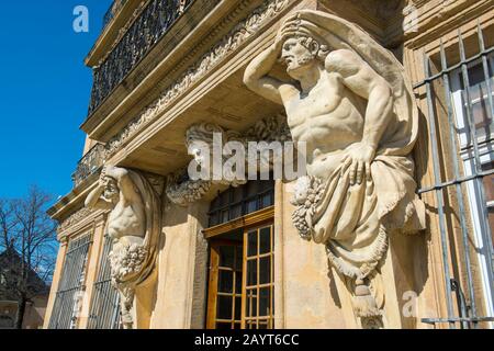 La façade du Pavillon Vendome, un pavillon historique à Aix-en-Provence, en France, est décorée avec de superbes Atlantes baroques. Banque D'Images