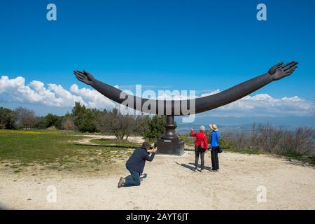 Les personnes regardant l'œuvre de bronze au Château de Lacoste au-dessus du village de Lacoste sur le flanc de la colline dans le Luberon en Provence-Alpes-Côte d'Azur Banque D'Images