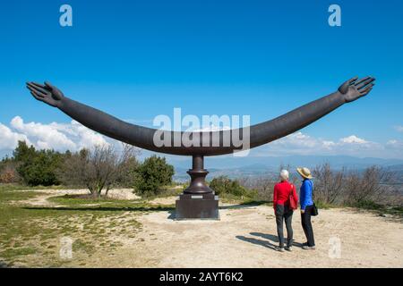 Les personnes regardant l'œuvre de bronze au Château de Lacoste au-dessus du village de Lacoste sur le flanc de la colline dans le Luberon en Provence-Alpes-Côte d'Azur Banque D'Images