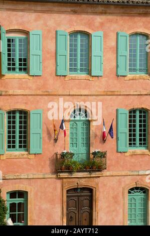 Détail de l'Hôtel de ville dans le village de Roussillon dans la région du Luberon, Provence-Alpes-Côte d'Azur dans le sud-est de la France. Banque D'Images