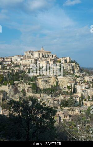 Vue sur le village médiéval perché de Gordes dans la région du Luberon, Provence-Alpes-Côte d Azur dans le sud-est de la France. Banque D'Images