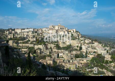 Vue sur le village médiéval perché de Gordes dans la région du Luberon, Provence-Alpes-Côte d Azur dans le sud-est de la France. Banque D'Images